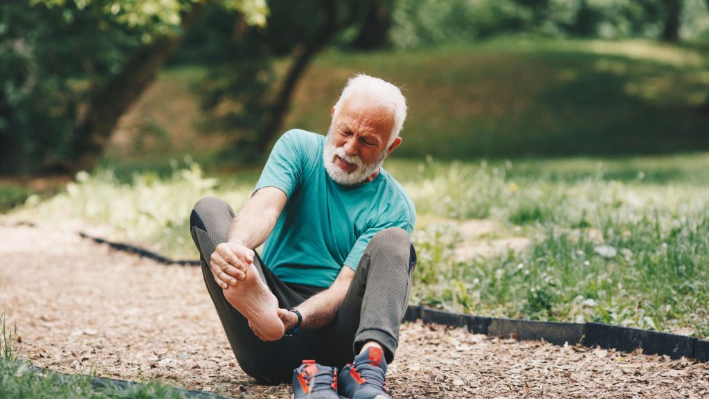 man getting pain when running